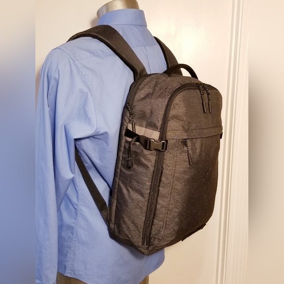 Mint Timbuk2 padded laptop backpack gray 17x12x5 - Picture 2 of 11